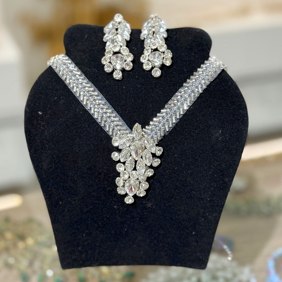 Collier argenté cristaux élégant luxe