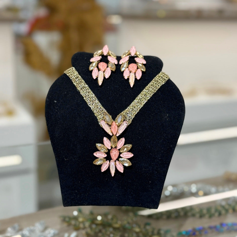 Collier rose doré cristaux floral
