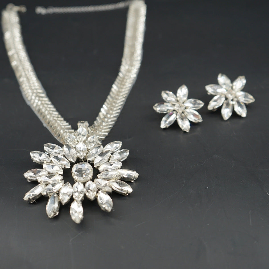 Collier argenté cristaux floral élégant