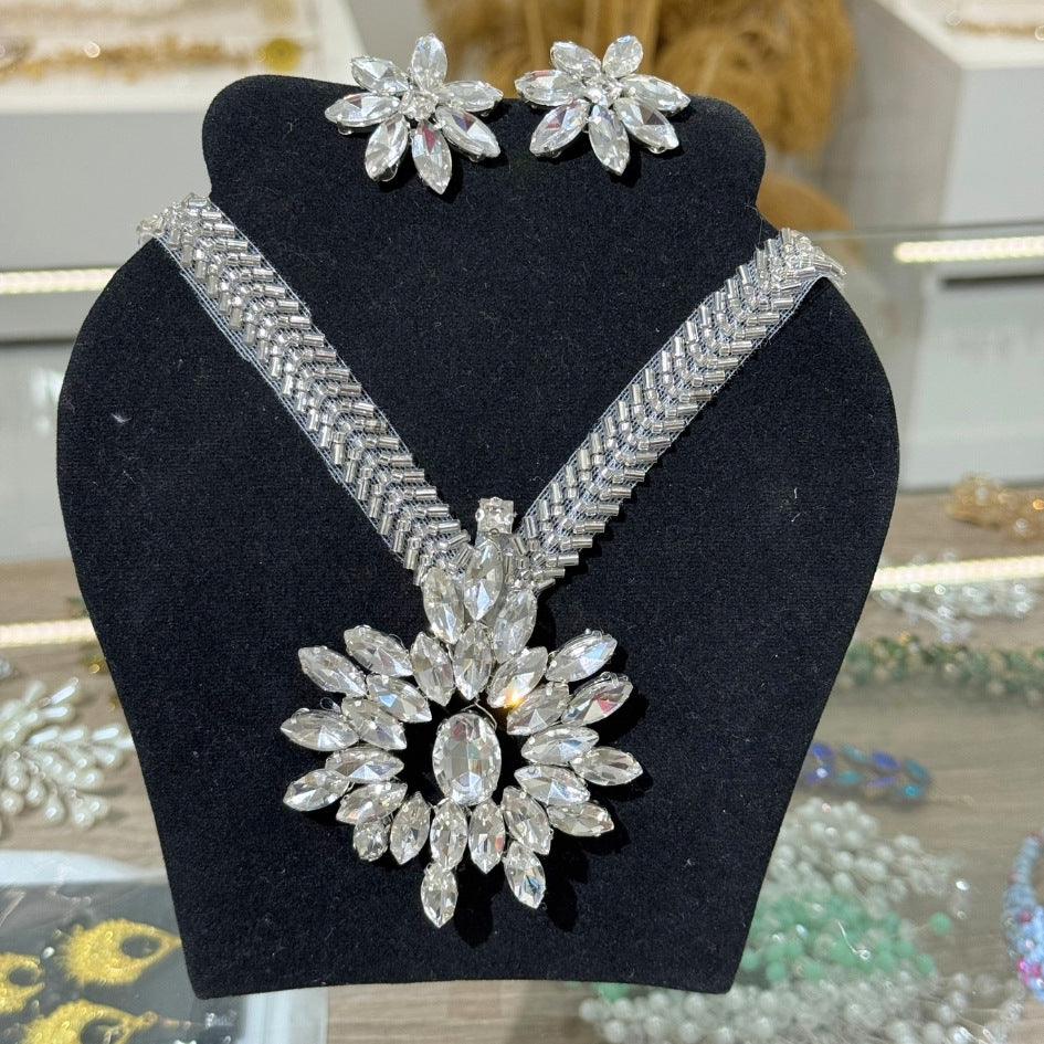 Collier argenté cristaux floral élégant