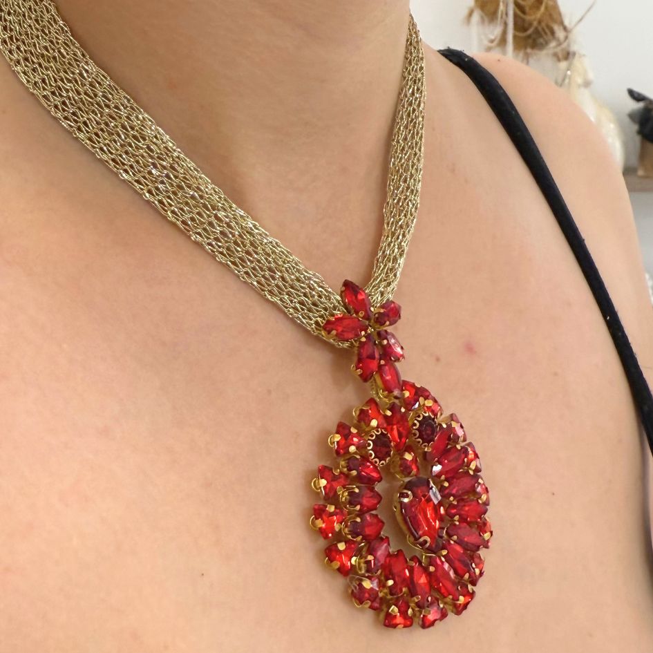 Collier doré rouge cristal floral élégant