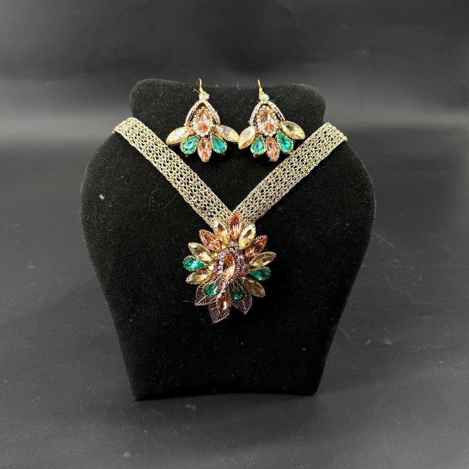 Collier doré floral vert et champagne
