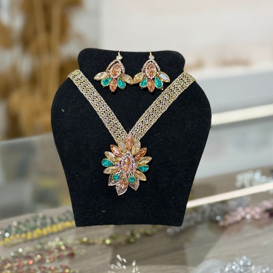 Collier doré floral vert et champagne
