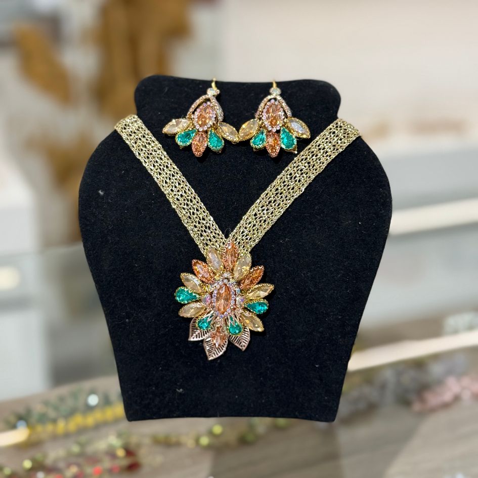 Collier doré floral vert et champagne