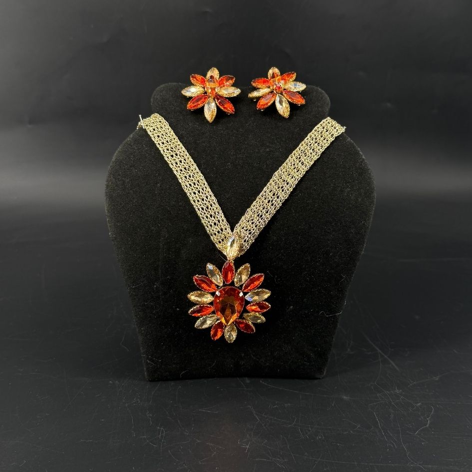 Parure collier et boucles d’oreilles dorée avec cristaux orange
