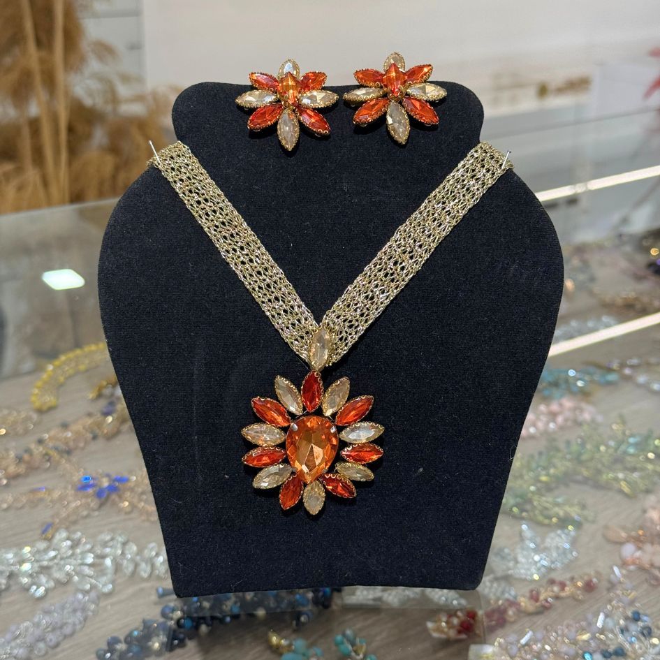 Parure collier et boucles d’oreilles dorée avec cristaux orange