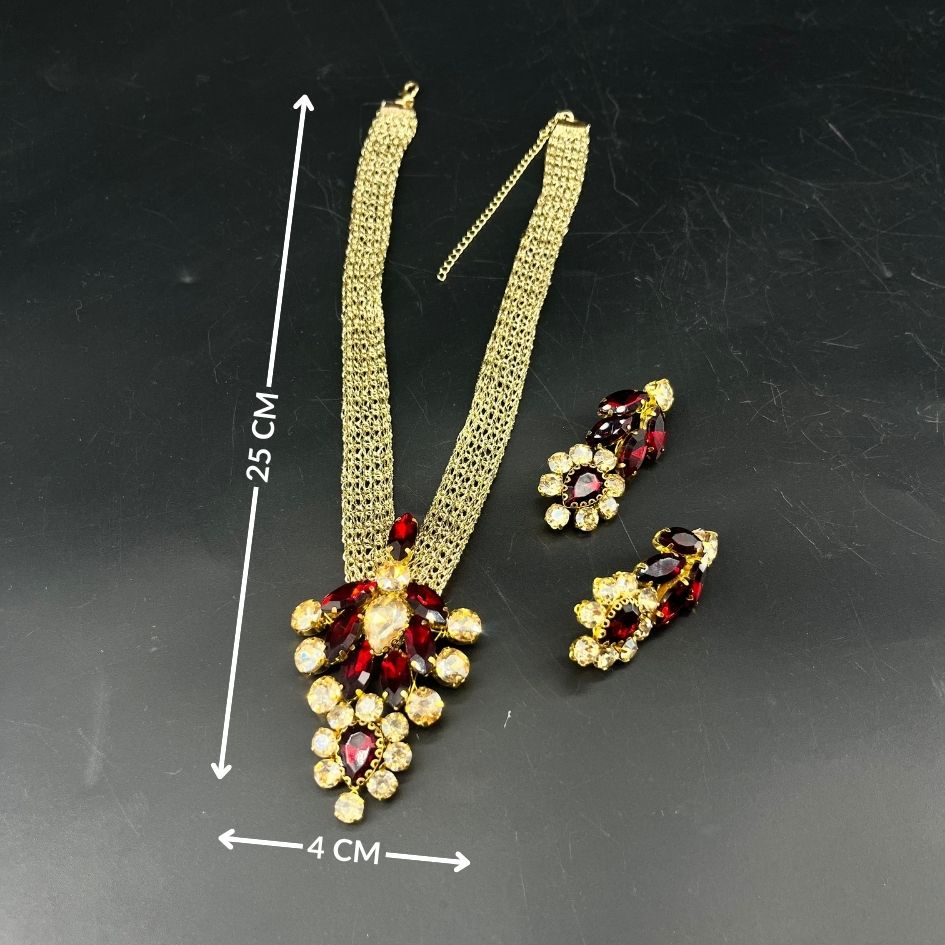 Parure collier et boucles d’oreilles dorée avec cristaux bordeaux