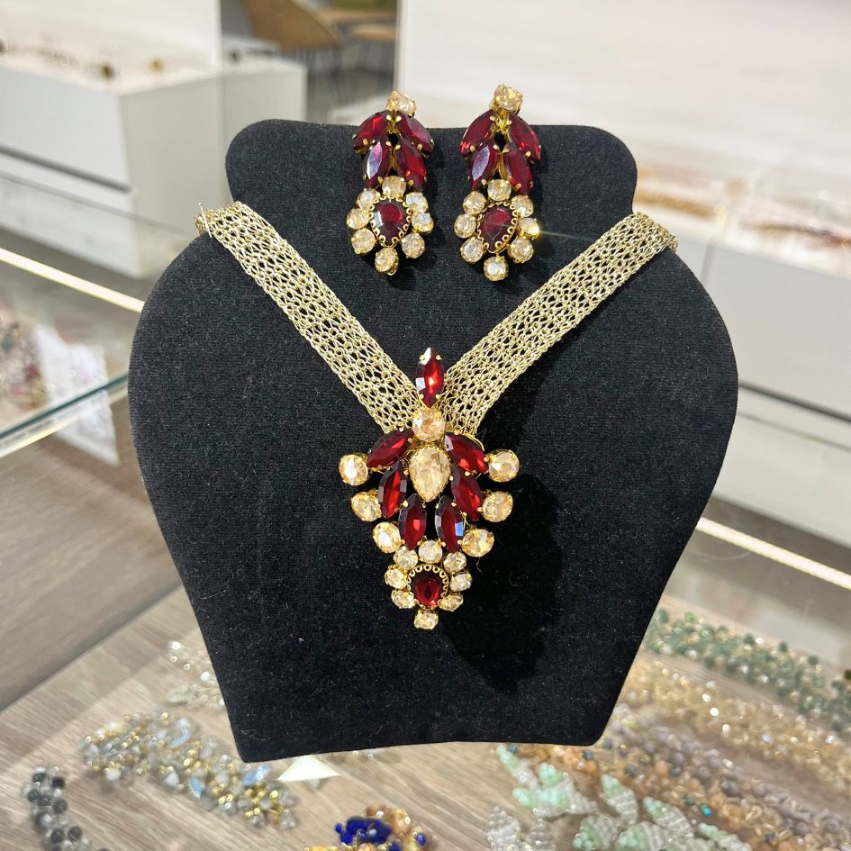 Parure collier et boucles d’oreilles dorée avec cristaux bordeaux