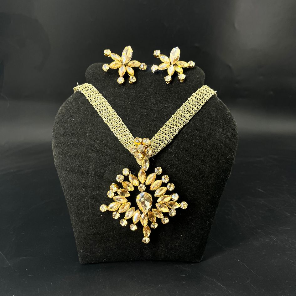 Parure collier et boucles d’oreilles dorée avec cristaux champagne