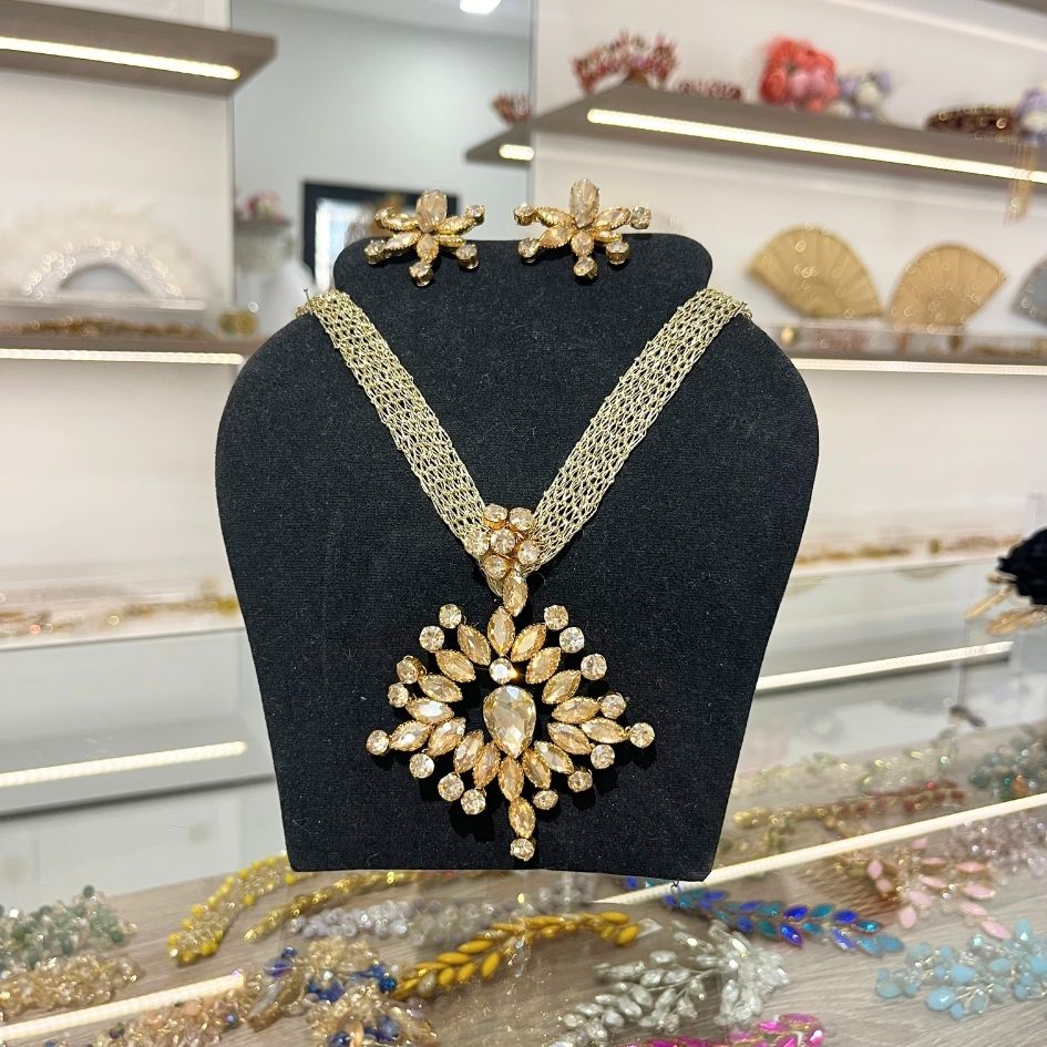 Parure collier et boucles d’oreilles dorée avec cristaux champagne
