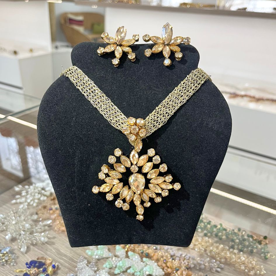 Parure collier et boucles d’oreilles dorée avec cristaux champagne