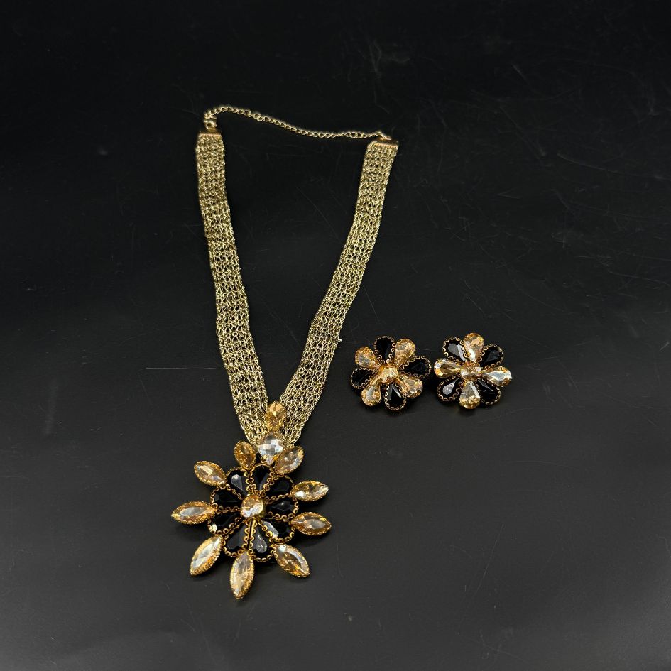 Parure collier et boucles d’oreilles dorée noire avec cristaux champagne