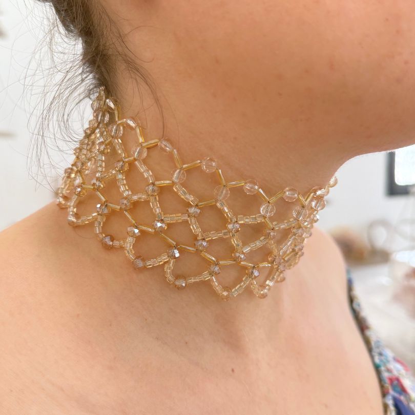 Collier choker doré ajouré avec strass scintillants