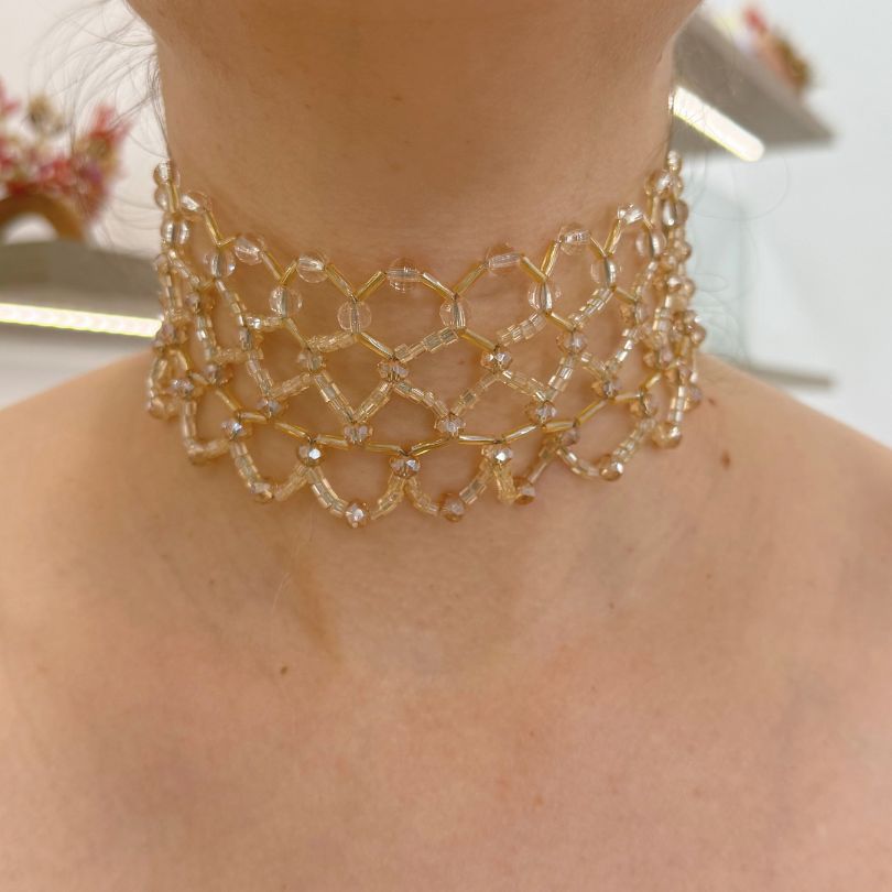Collier choker doré ajouré avec strass scintillants