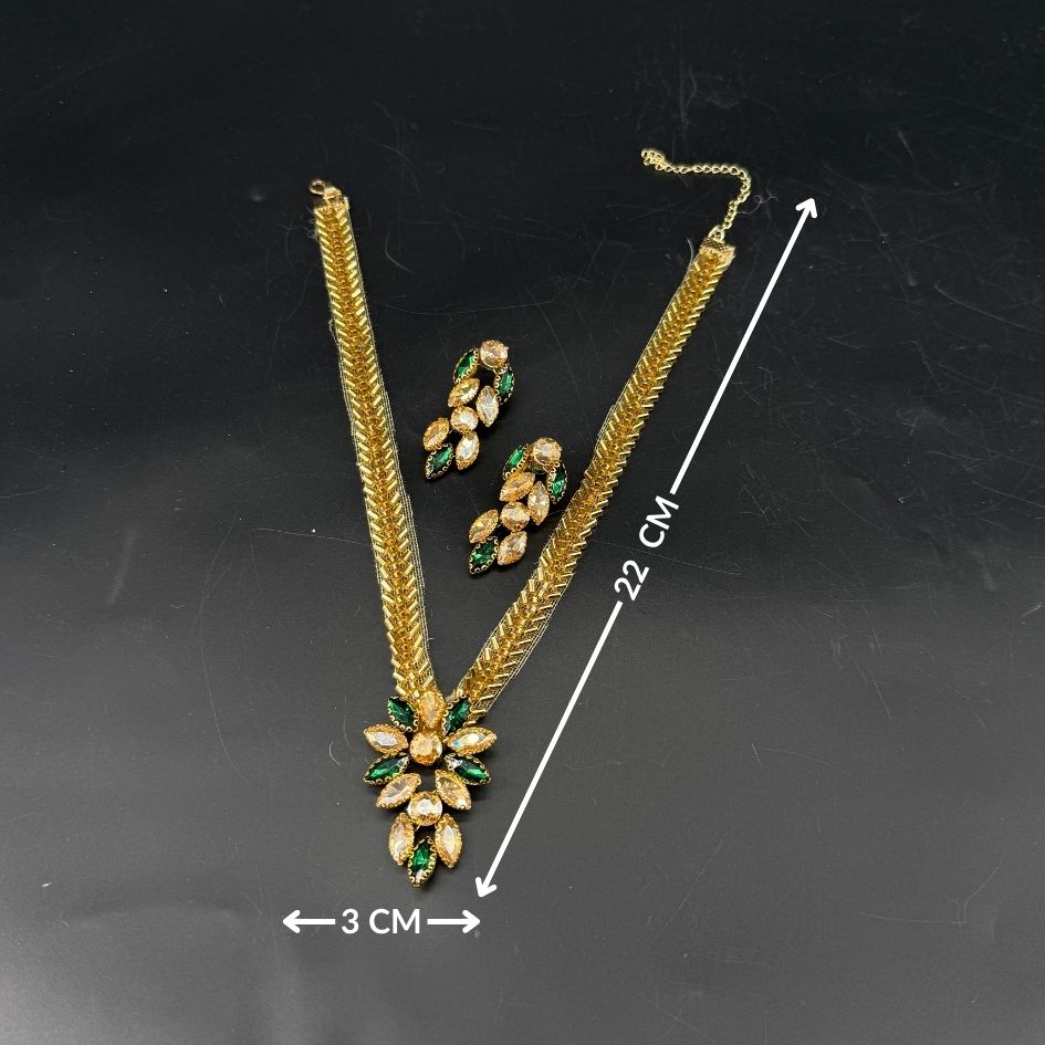 Parure collier et boucles d’oreilles dorée avec cristaux verts