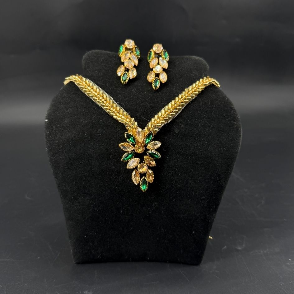 Parure collier et boucles d’oreilles dorée avec cristaux verts
