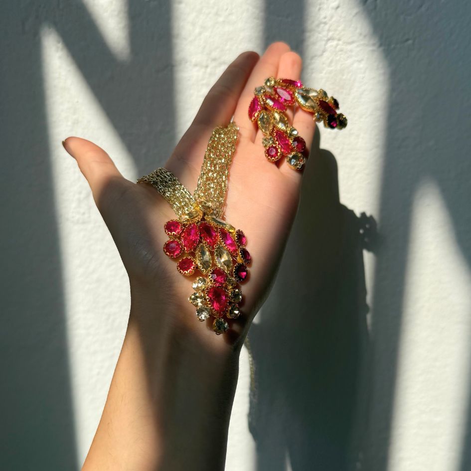 Parure collier et boucles d’oreilles dorée avec cristaux fuchsia
