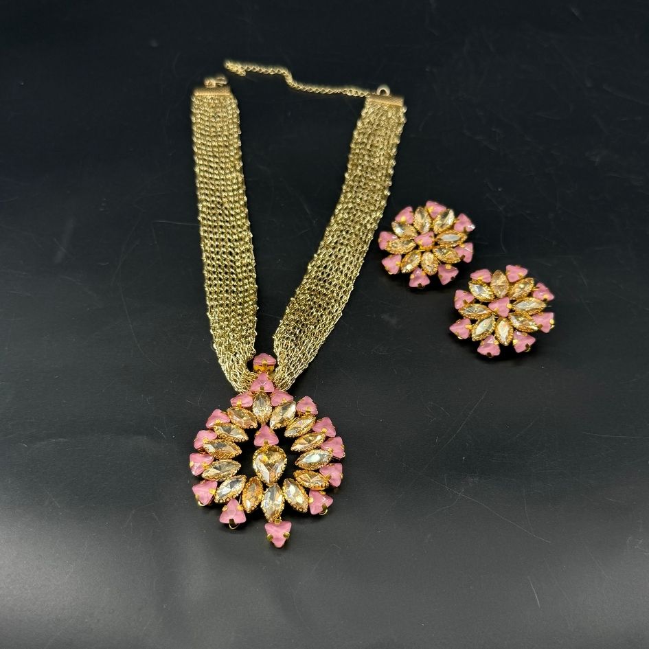 Parure collier et boucles d’oreilles dorée avec cristaux rose poudré