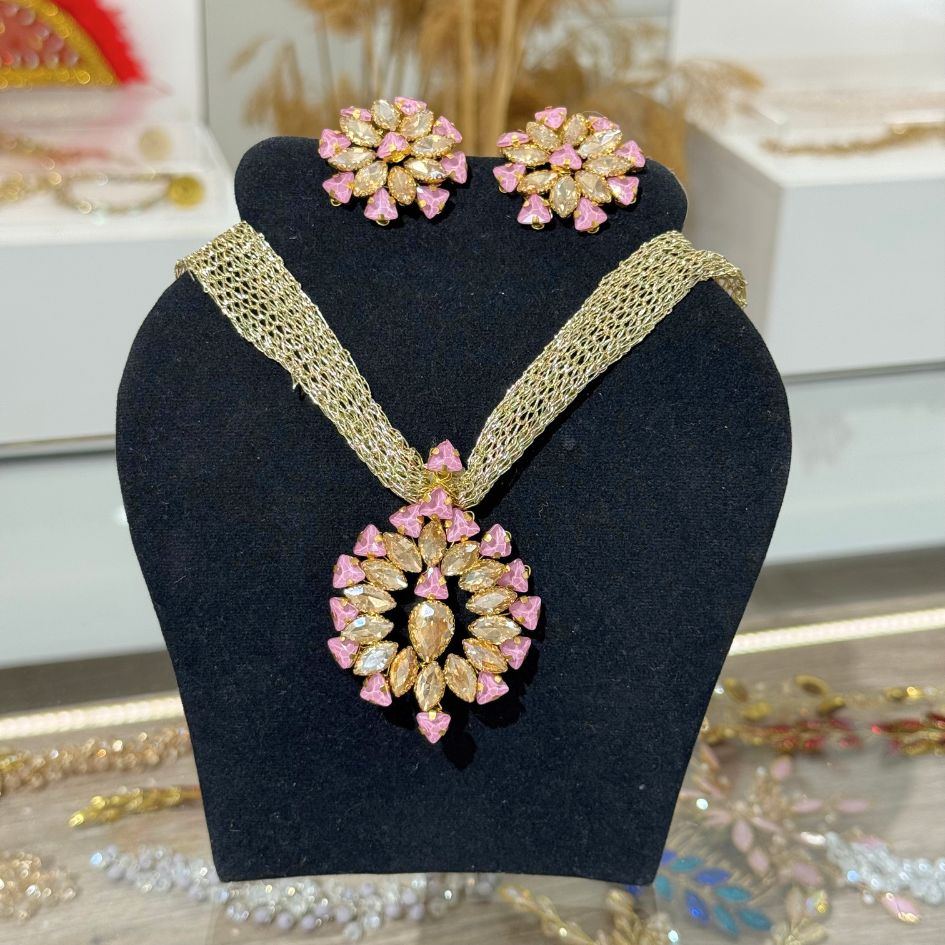 Parure collier et boucles d’oreilles dorée avec cristaux rose poudré
