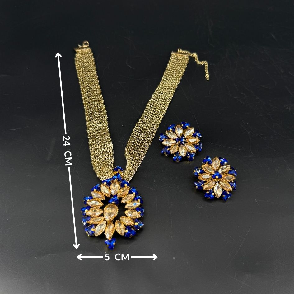 Parure collier et boucles d’oreilles dorée avec cristaux bleu royal