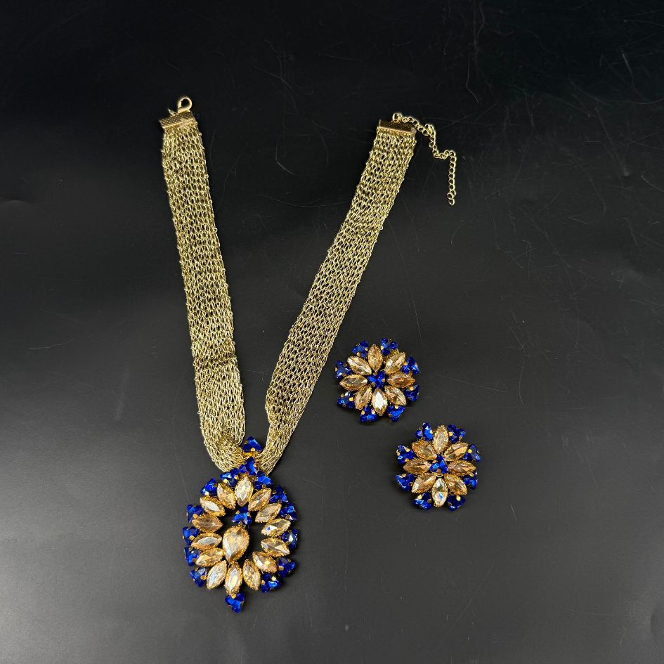 Parure collier et boucles d’oreilles dorée avec cristaux bleu royal