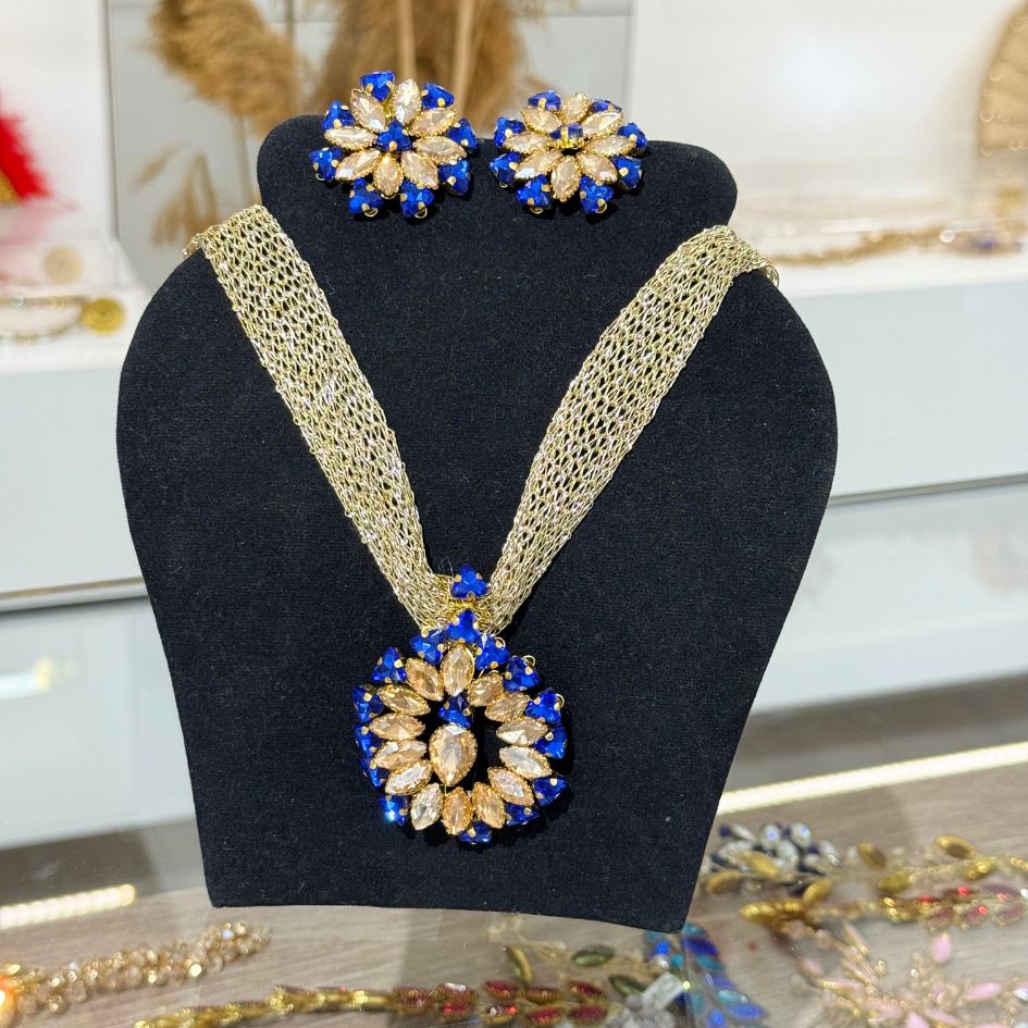 Parure collier et boucles d’oreilles dorée avec cristaux bleu royal