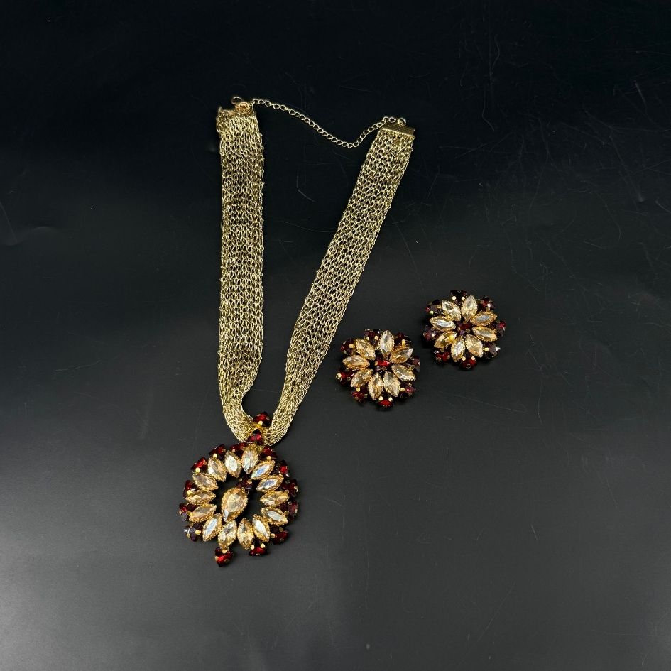Parure collier et boucles d’oreilles dorée avec cristaux bordeaux