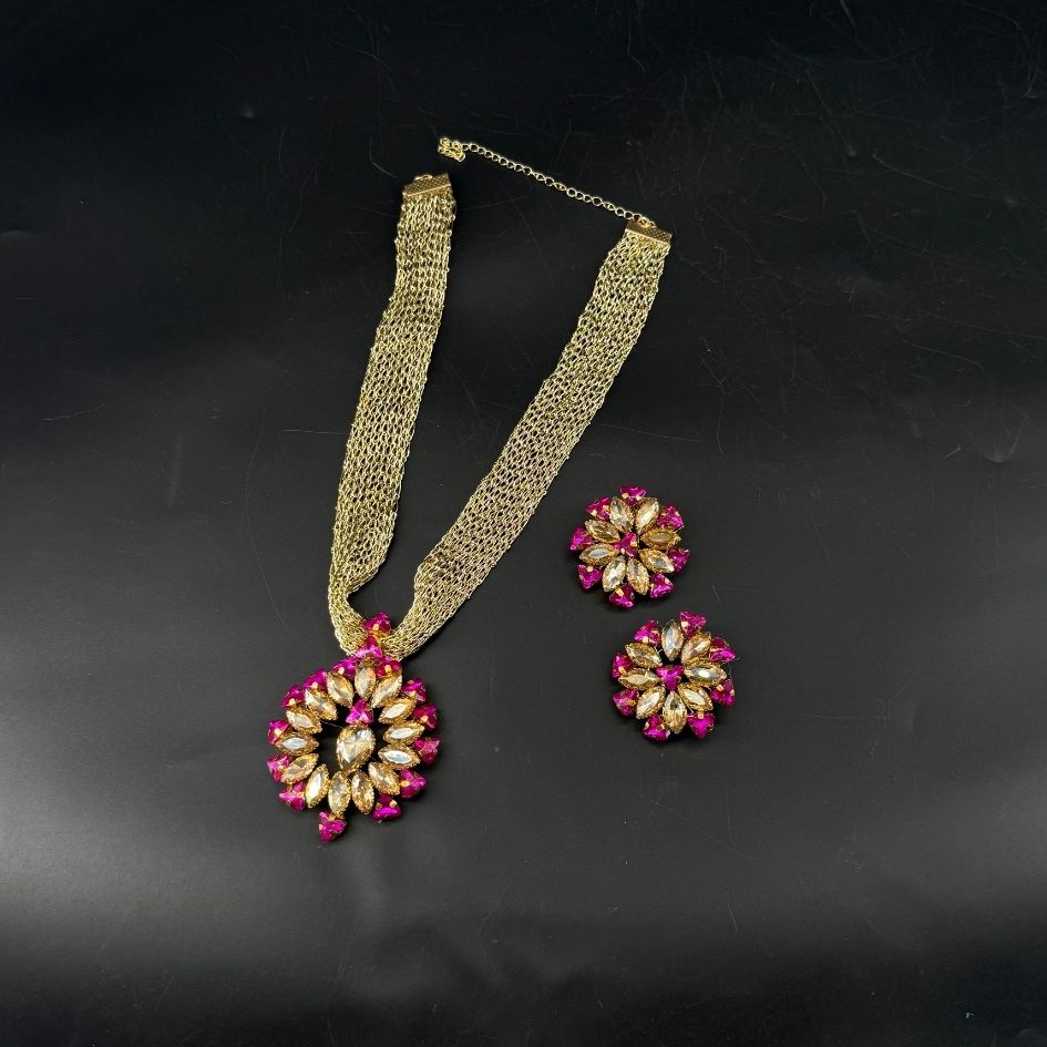 Parure collier et boucles d’oreilles dorée avec cristaux fuchsia