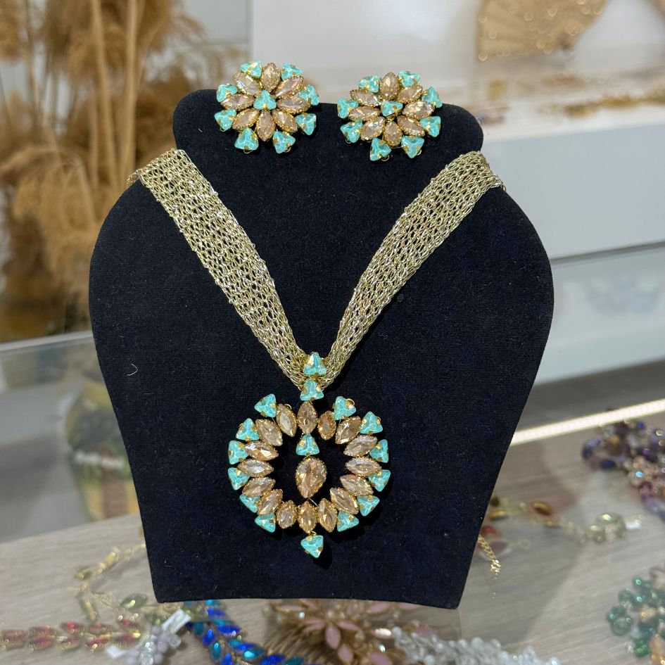 Parure collier et boucles d’oreilles dorée avec cristaux turquoise