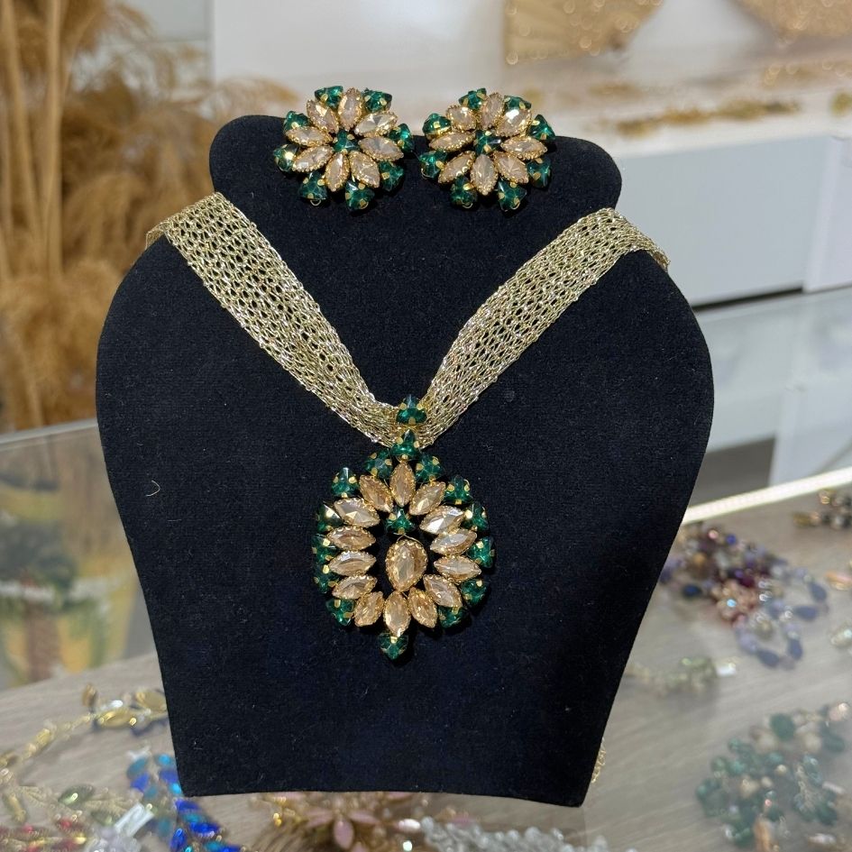 Parure collier et boucles d’oreilles dorée avec cristaux verts émeraude