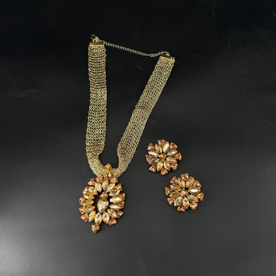 Parure collier et boucles d’oreilles dorée avec cristaux champagne