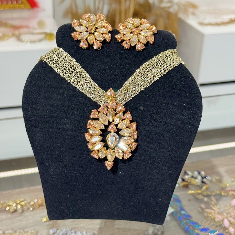 Parure collier et boucles d’oreilles dorée avec cristaux champagne