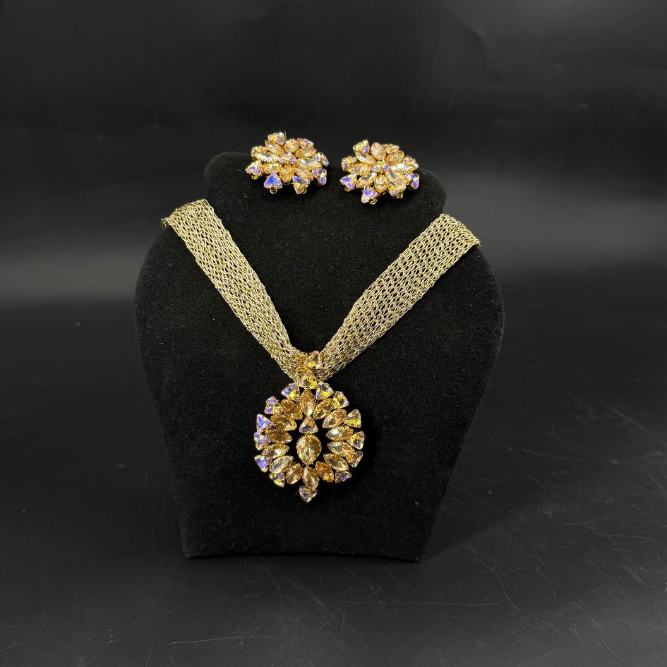 Parure collier et boucles d’oreilles dorée avec cristaux irisés violets
