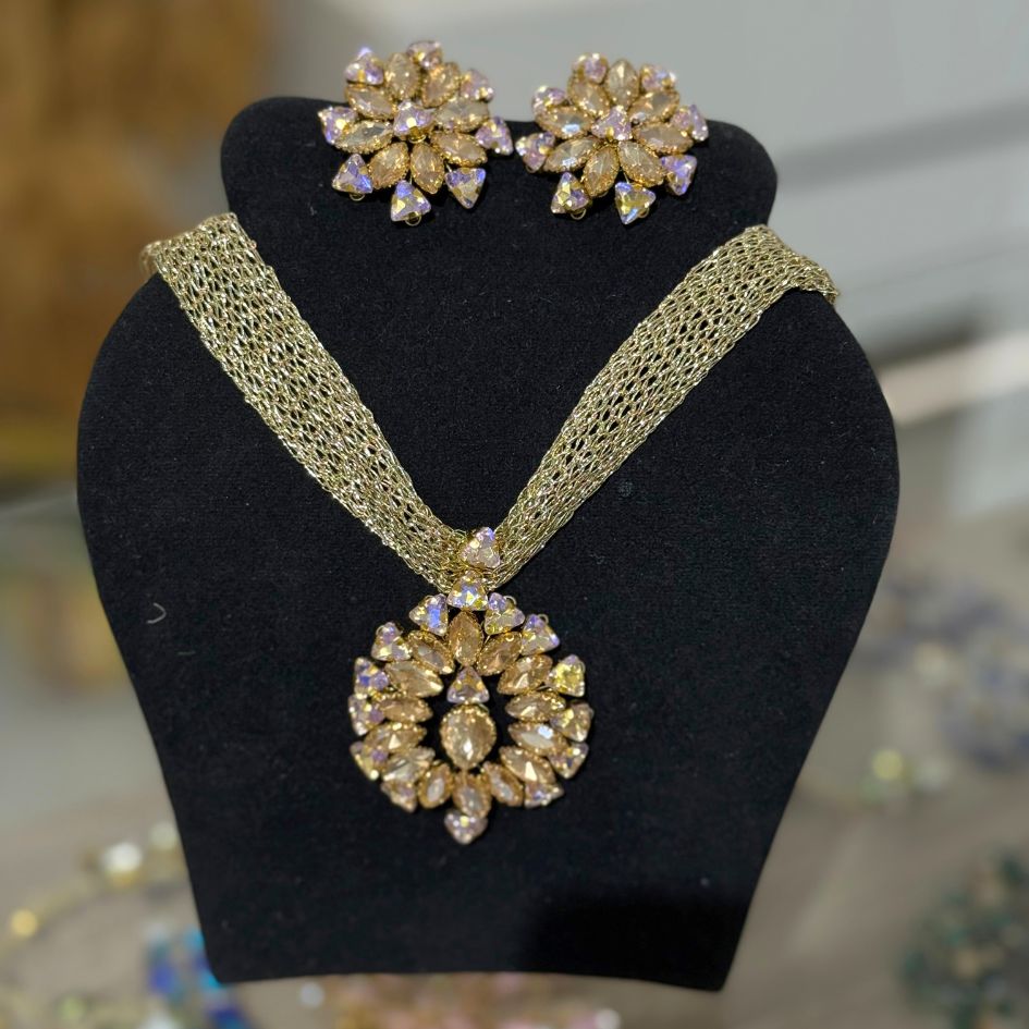 Parure collier et boucles d’oreilles dorée avec cristaux irisés violets