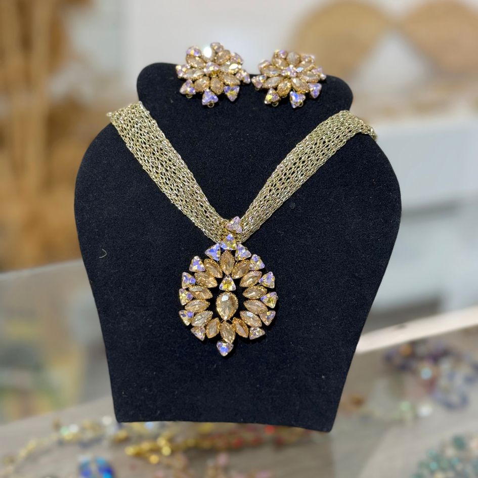 Parure collier et boucles d’oreilles dorée avec cristaux irisés violets