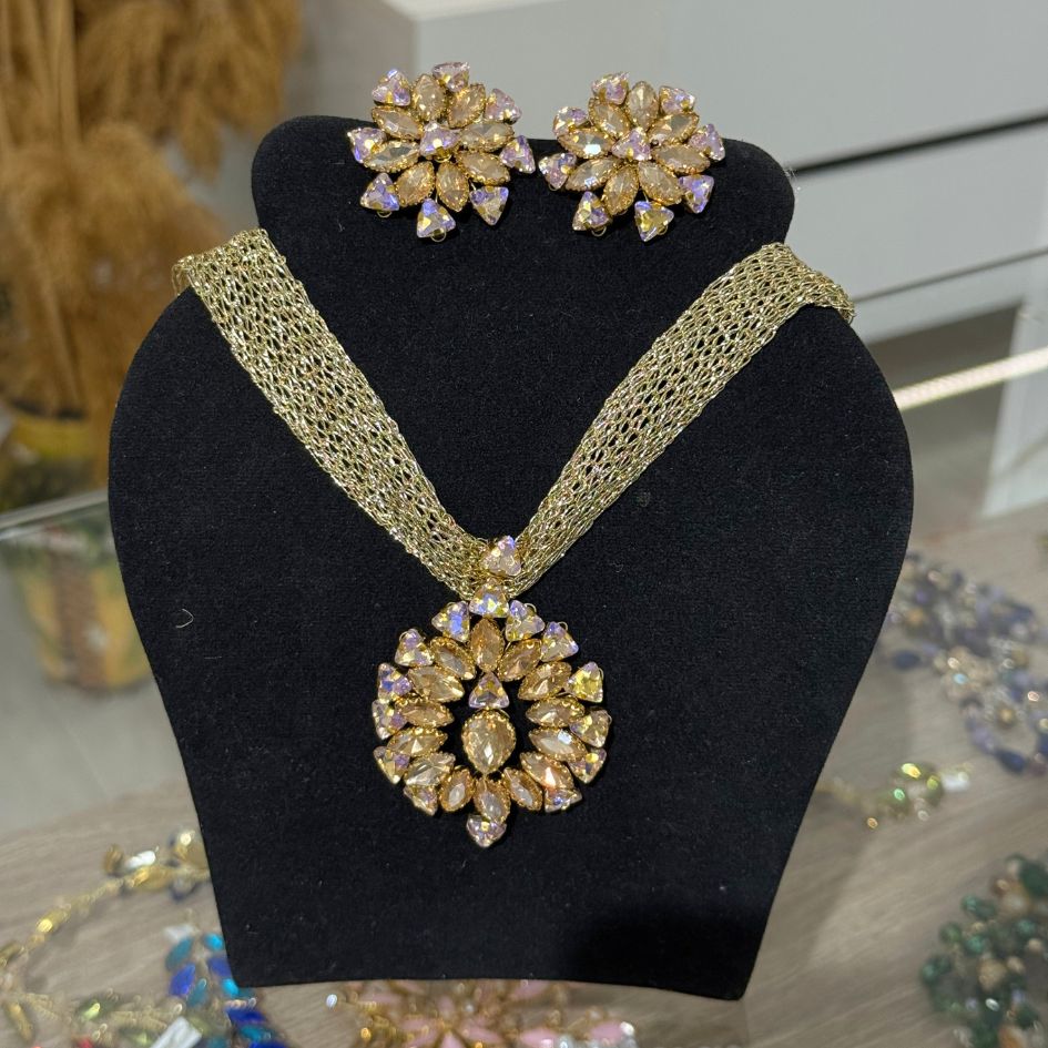 Parure collier et boucles d’oreilles dorée avec cristaux irisés violets