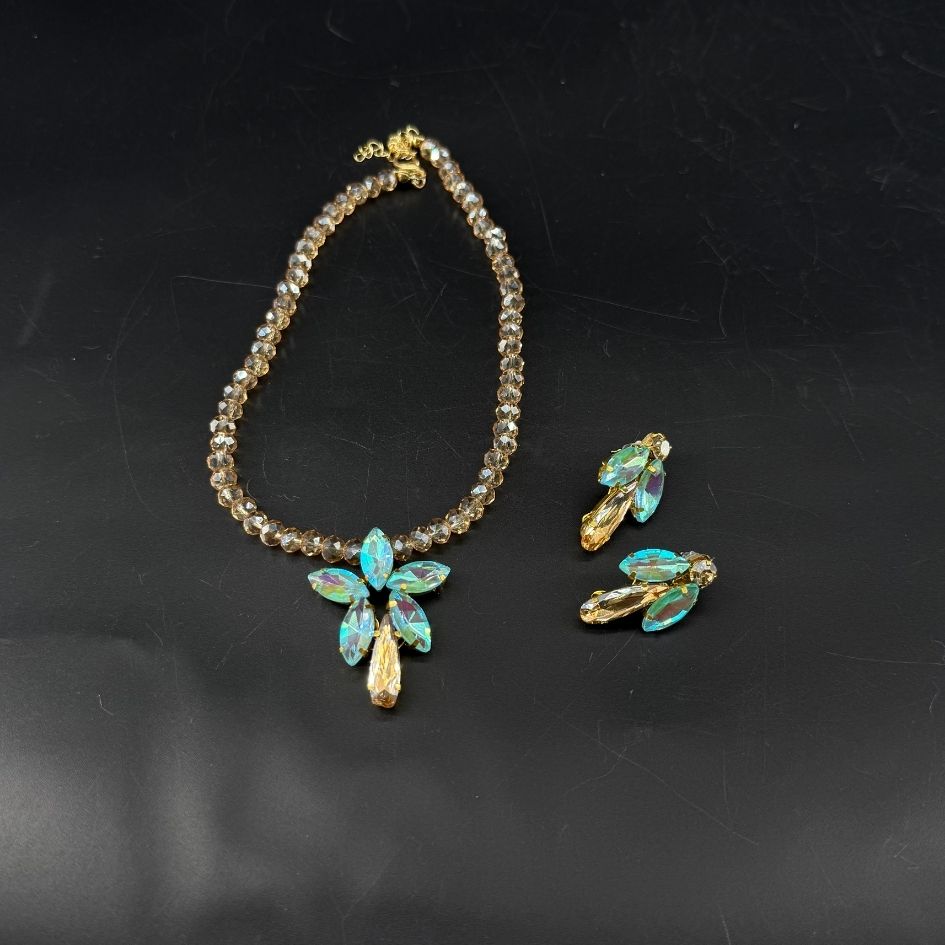 Parure collier et boucles d’oreilles dorée avec cristaux irisés bleu lagon