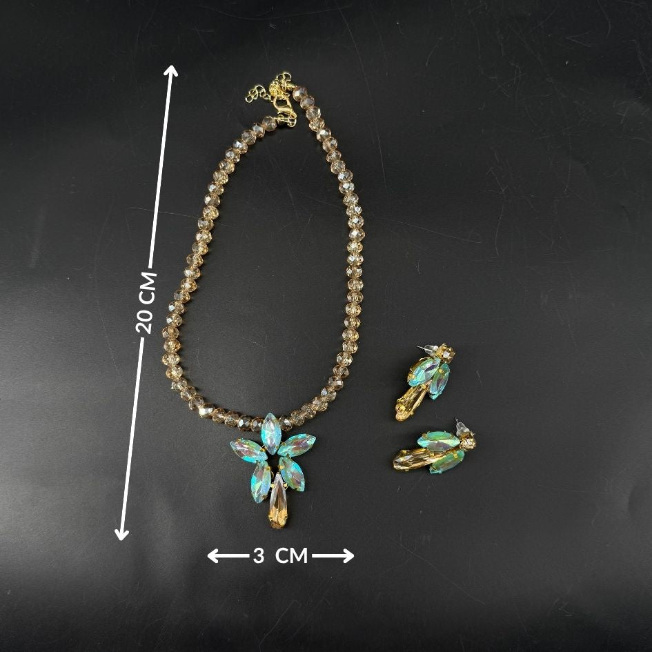 Parure collier et boucles d’oreilles dorée avec cristaux irisés bleu lagon