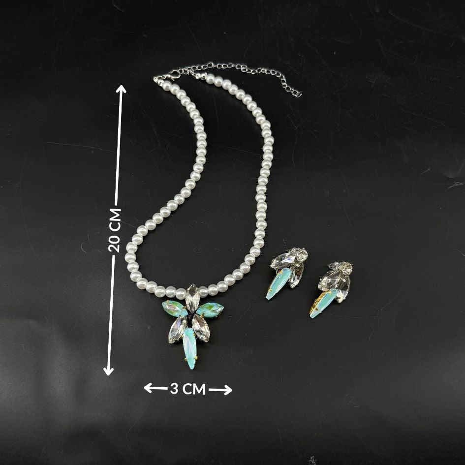 Parure collier de perles et boucles d’oreilles avec cristaux bleu irisé