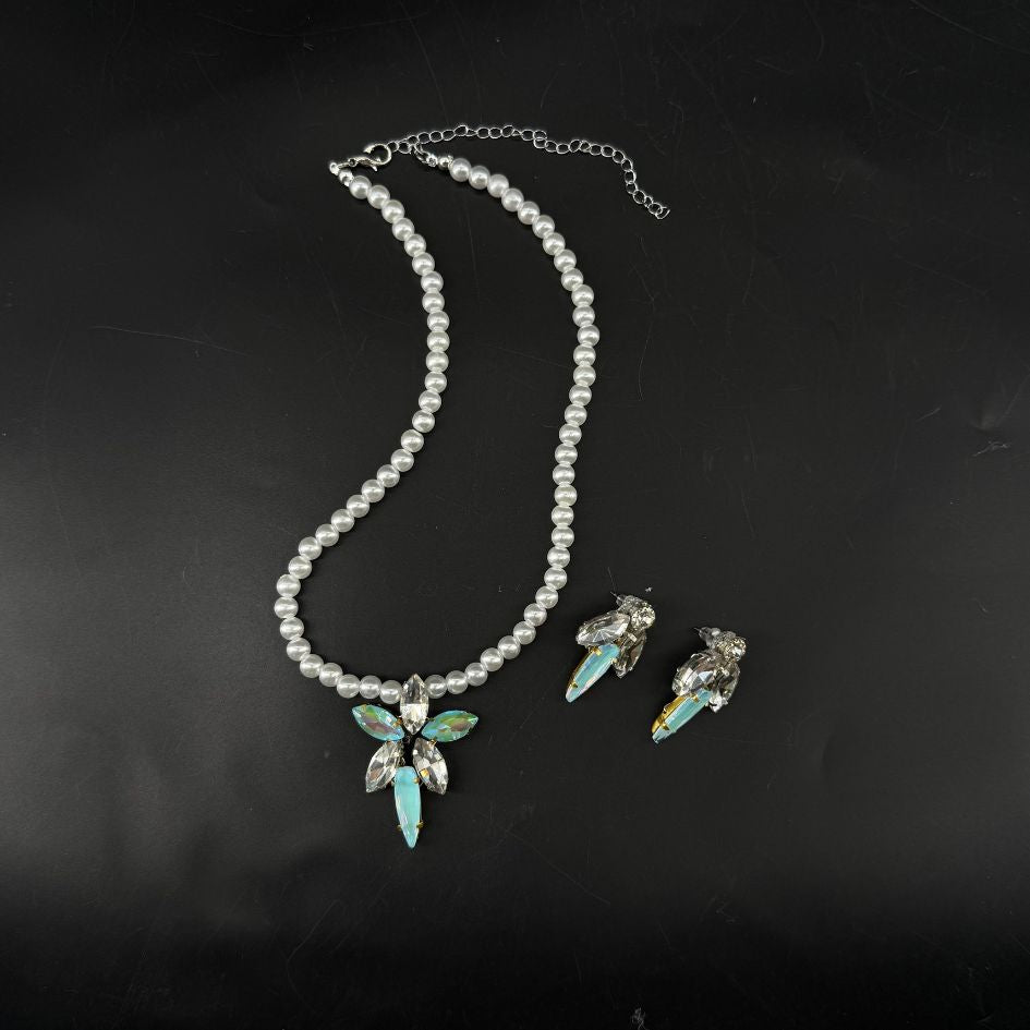 Parure collier de perles et boucles d’oreilles avec cristaux bleu irisé