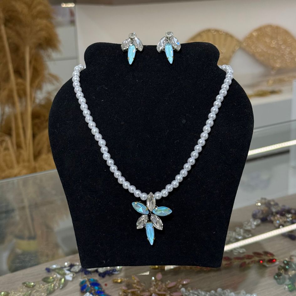 Parure collier de perles et boucles d’oreilles avec cristaux bleu irisé
