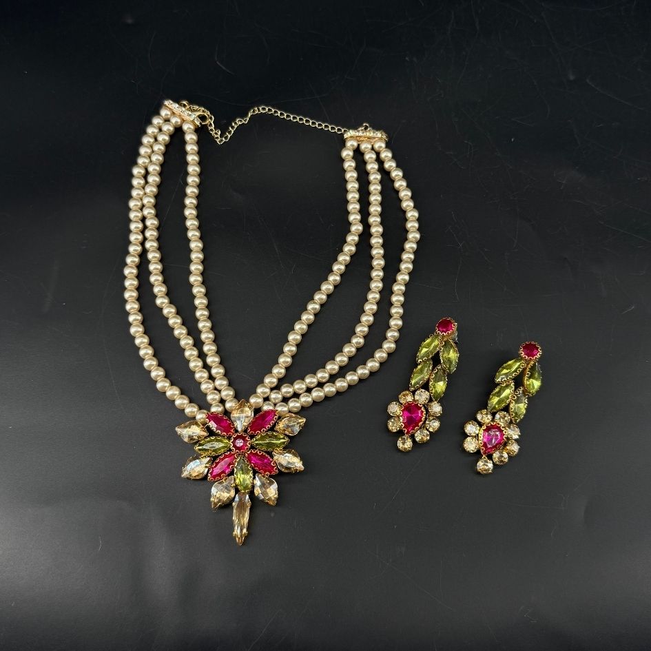 Parure collier de perles et boucles d’oreilles avec cristaux fuchsia et verts