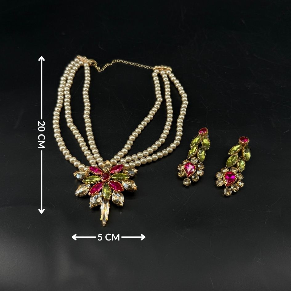 Parure collier de perles et boucles d’oreilles avec cristaux fuchsia et verts