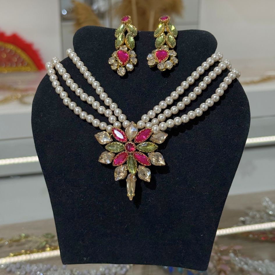Parure collier de perles et boucles d’oreilles avec cristaux fuchsia et verts