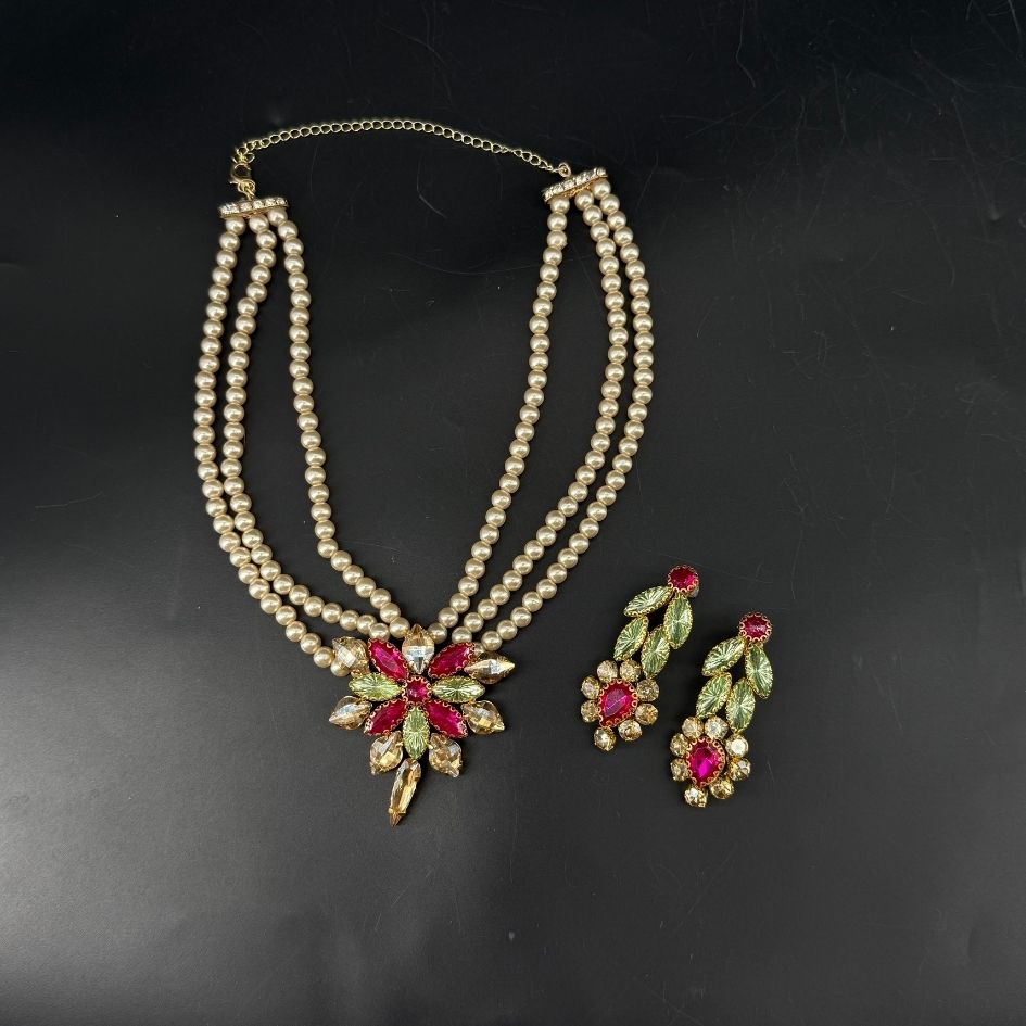 Parure collier de perles et boucles d’oreilles avec cristaux fuchsia et vert sauge