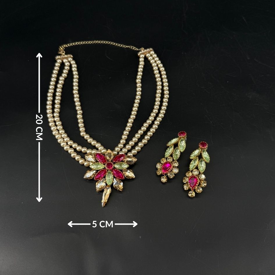 Parure collier de perles et boucles d’oreilles avec cristaux fuchsia et vert sauge