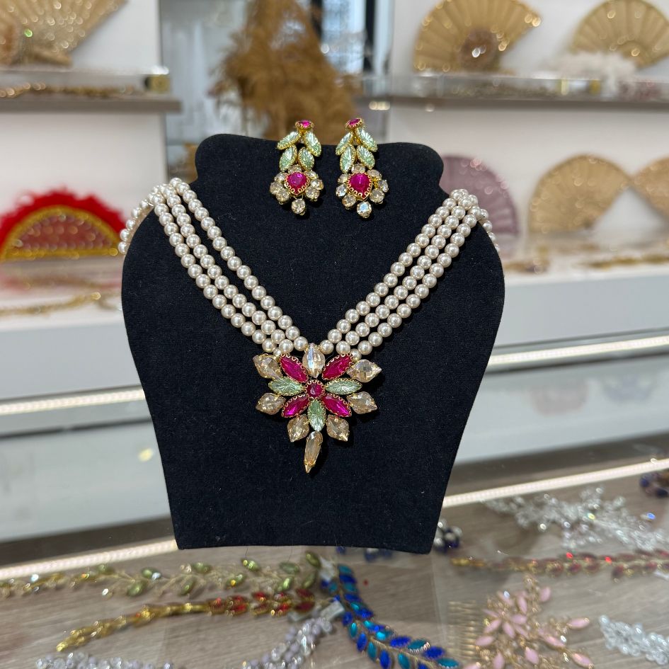 Parure collier de perles et boucles d’oreilles avec cristaux fuchsia et vert sauge