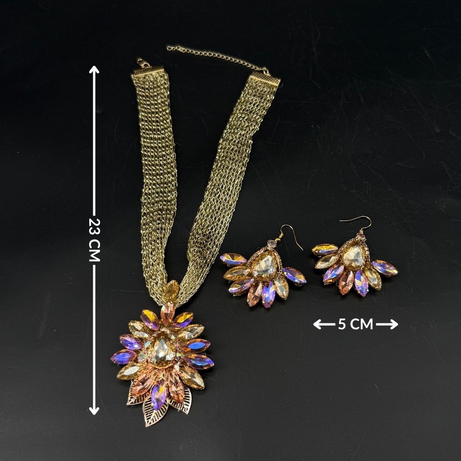 Collier et boucles d'oreilles dorés élégants avec cristaux
