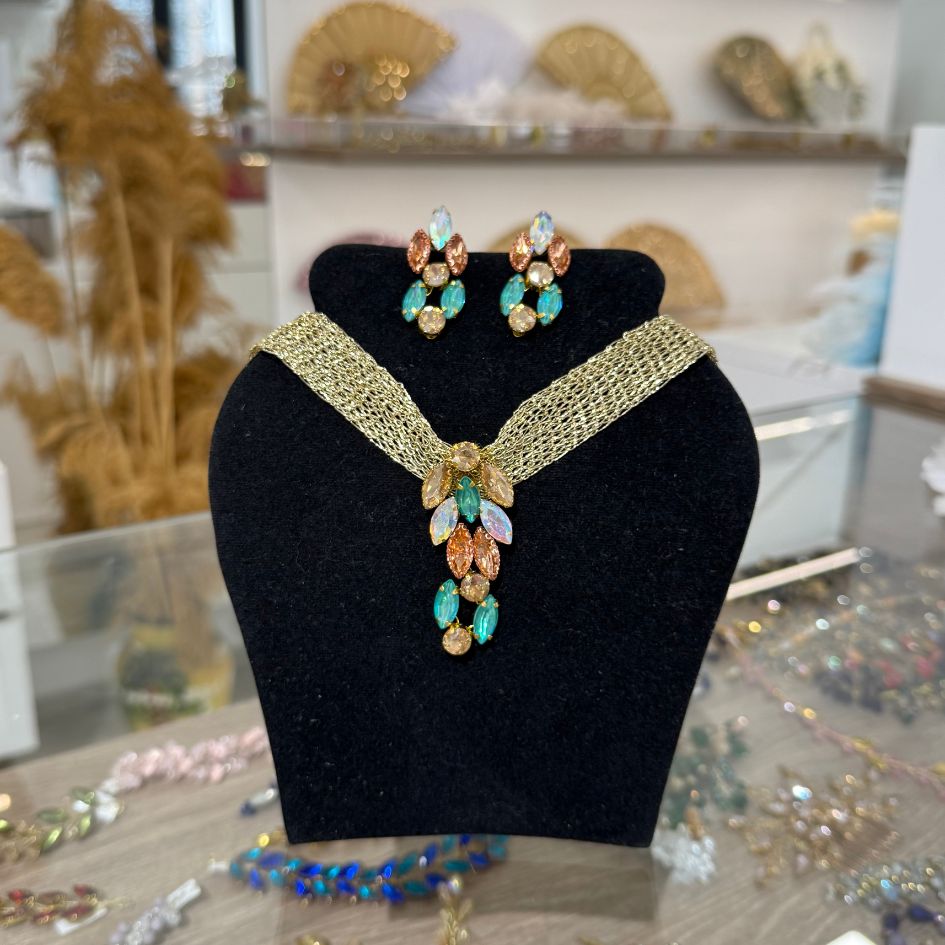 Parure collier et boucles d'oreilles dorée avec cristaux verts et irisés