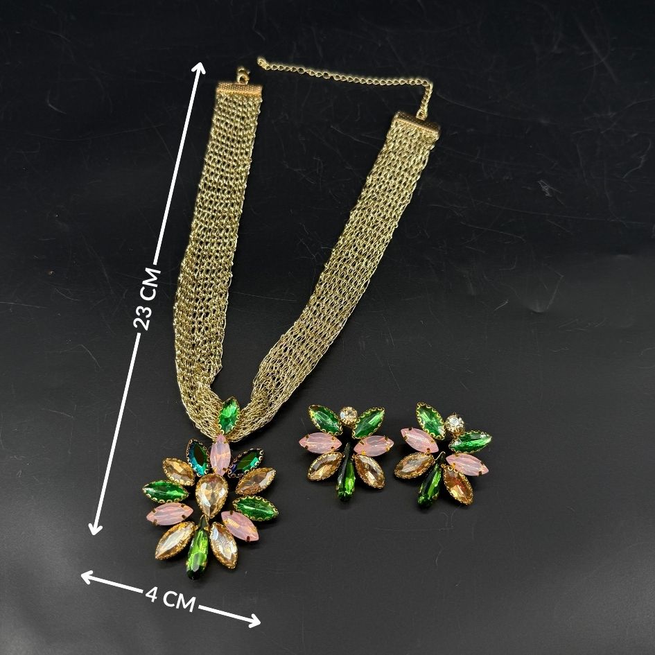Parure collier et boucles d'oreilles dorée avec cristaux verts et roses